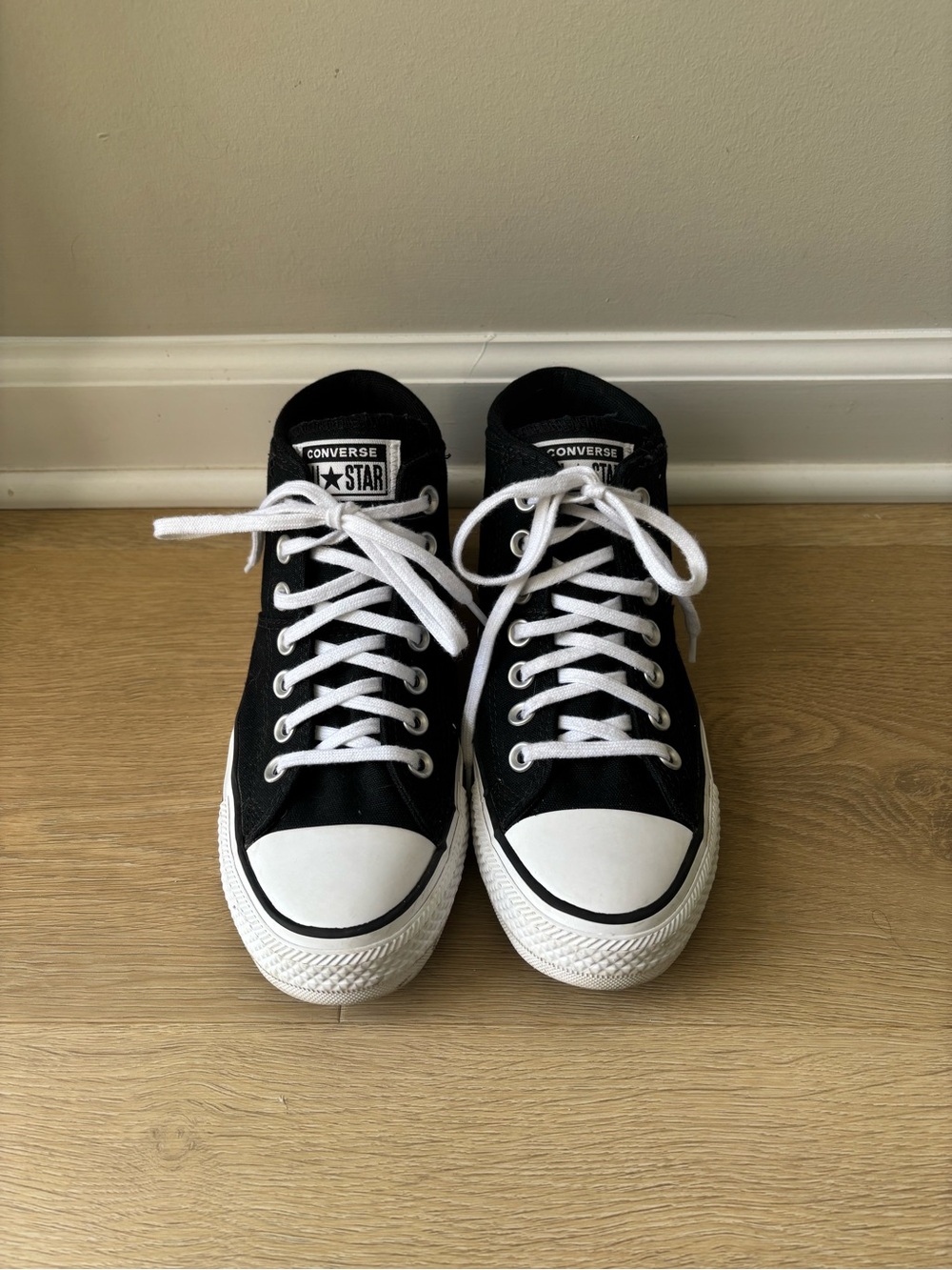 Converse Chuck Taylor All Star
Madison Mid-Top Sneaker